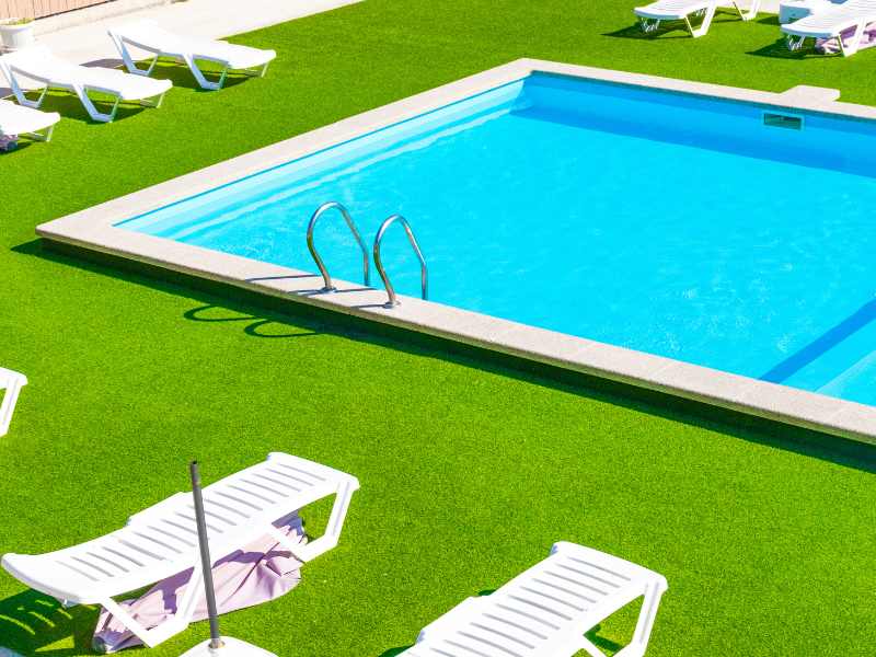 poner césped artificial alrededor de una piscina
