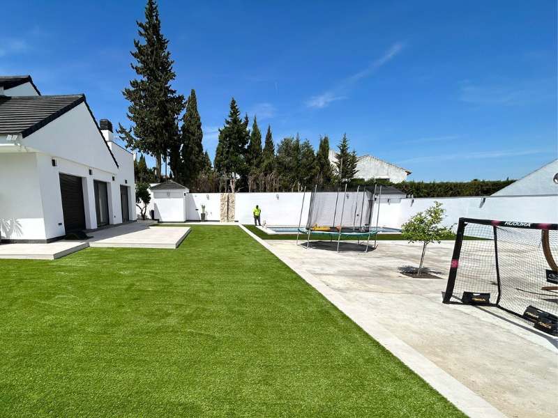 instalar césped artificial alrededor de una piscina