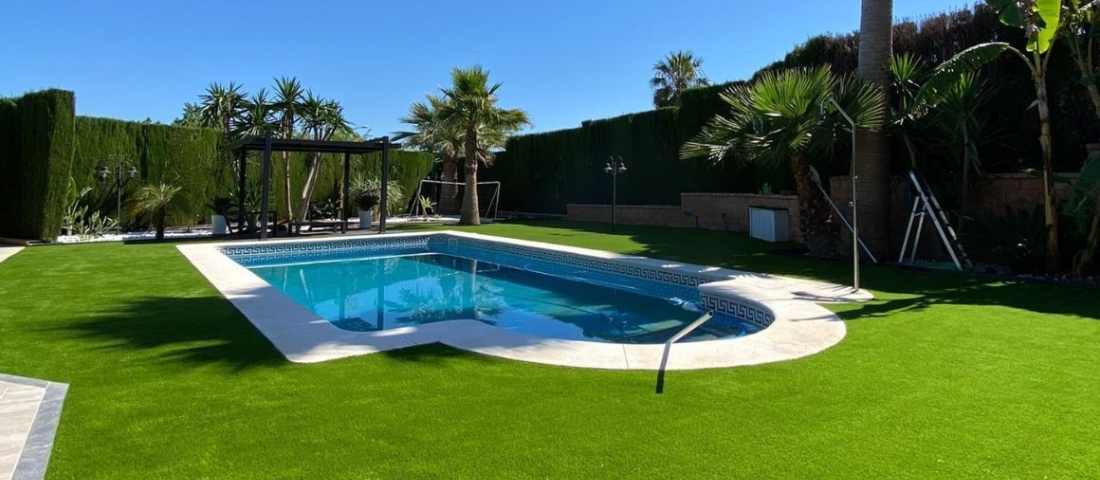 ¿se puede poner césped artificial alrededor de una piscina?