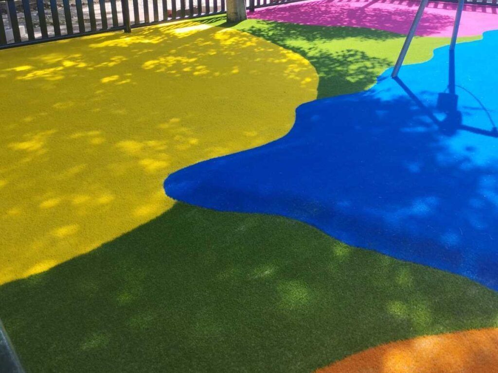 instalar césped artificial en un parque infantil 