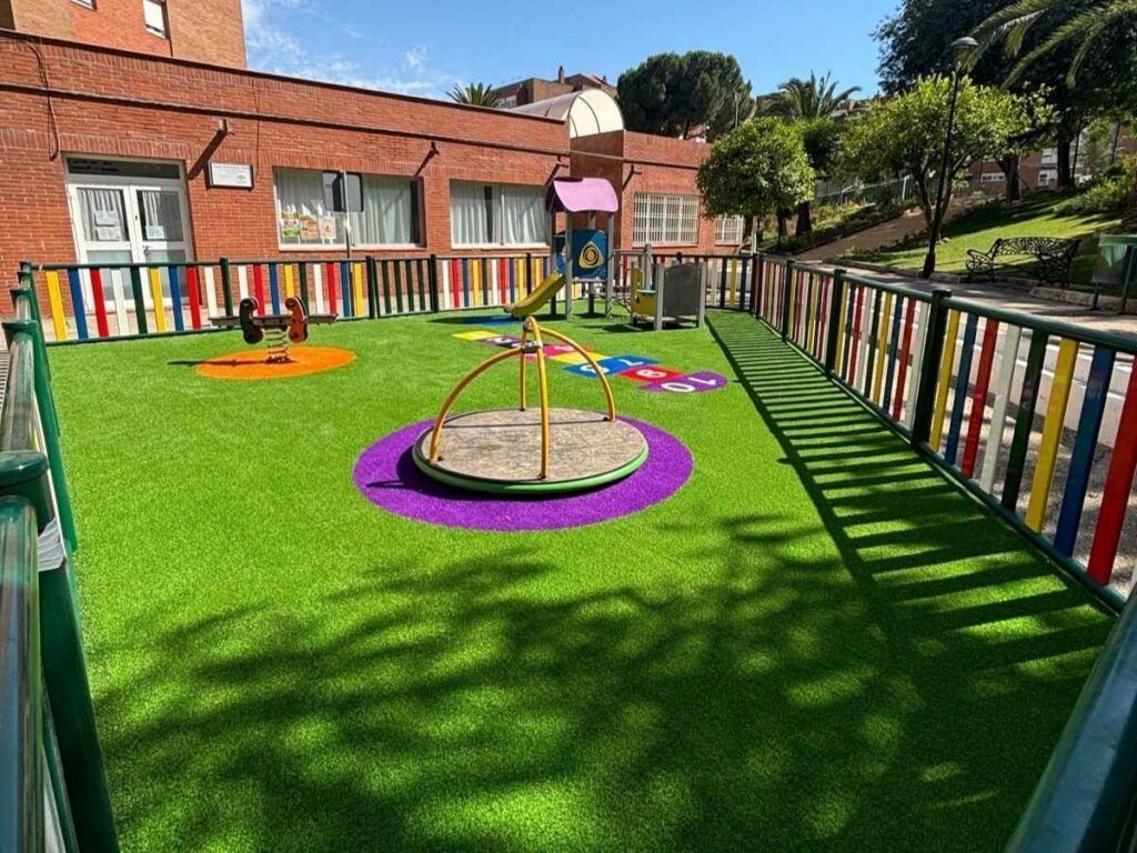 instalar césped artificial en un parque infantil 