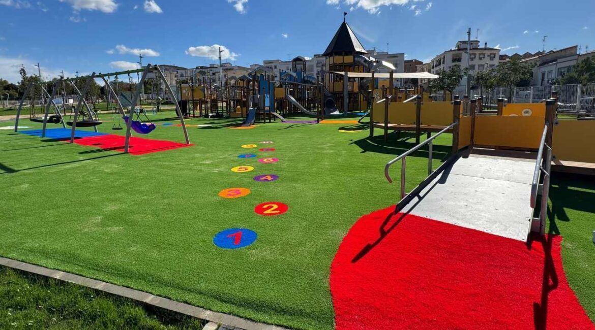 razones para instalar césped artificial en un parque infantil