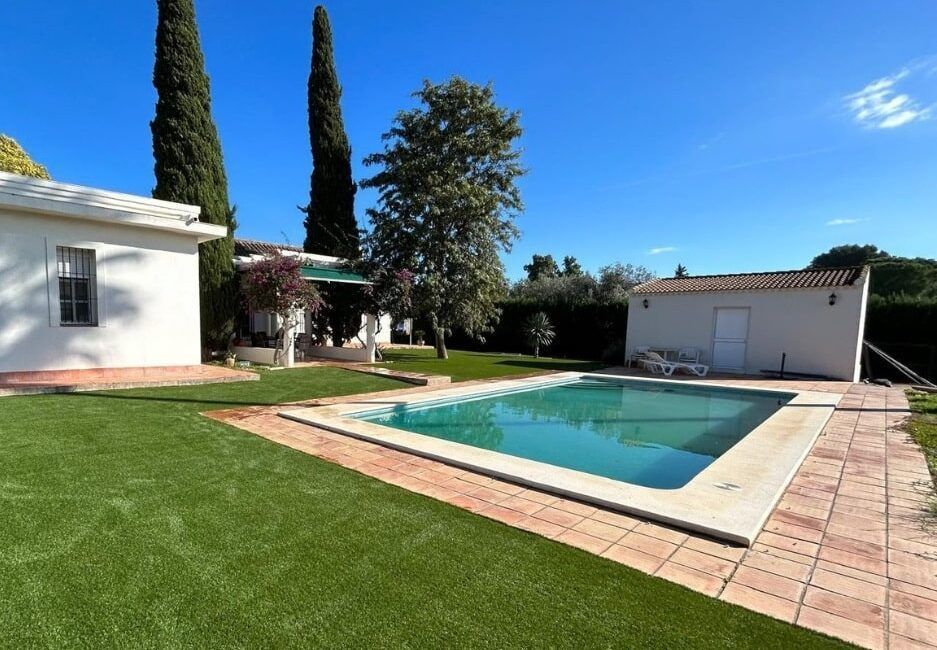 piscina con césped artificial