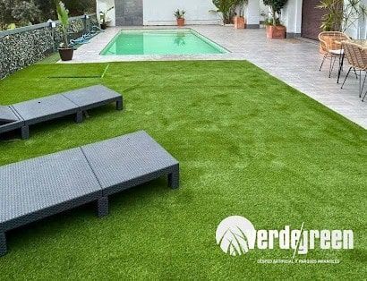 instalar césped artificial piscina