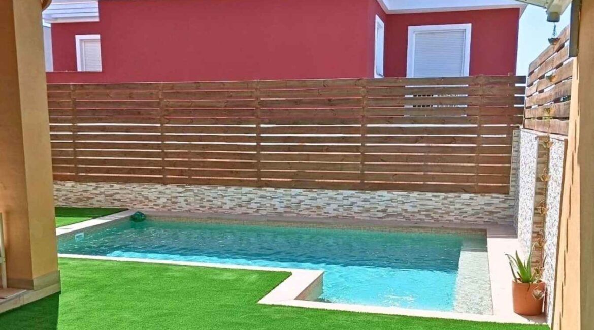 césped artificial piscinas