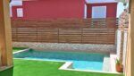 césped artificial piscinas