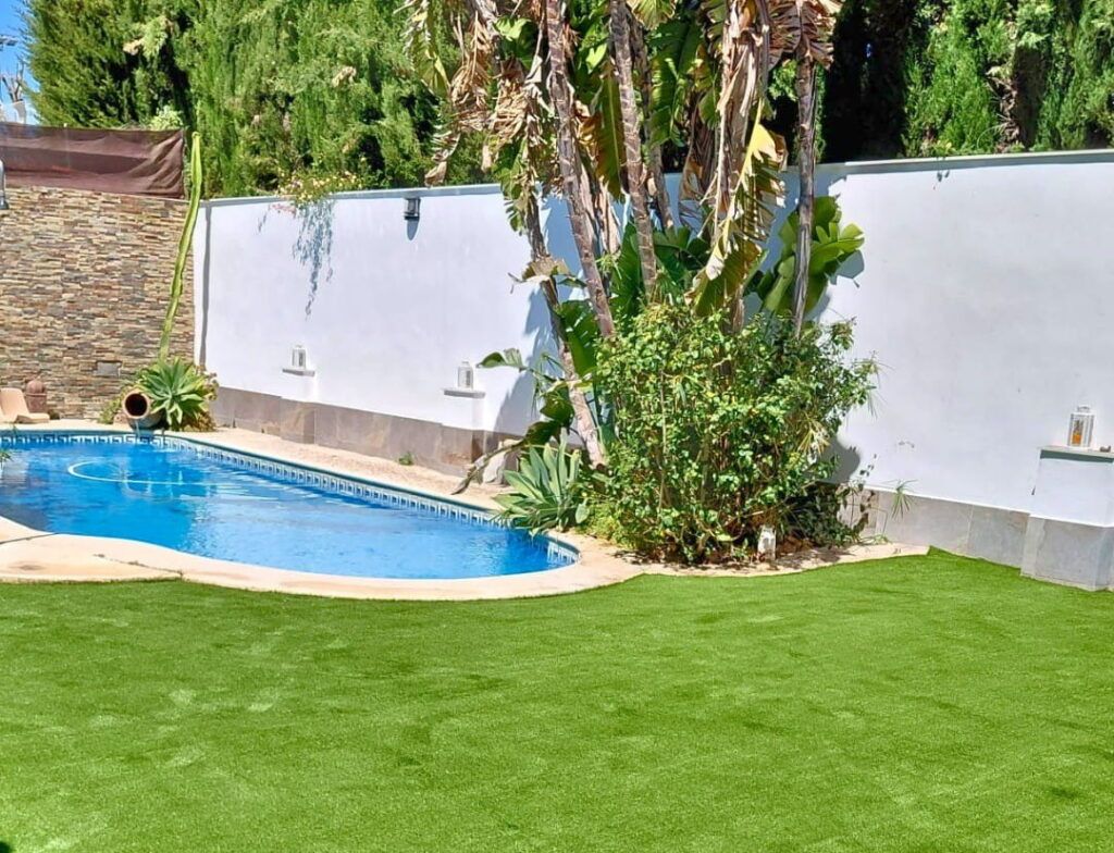 césped artificial y piscinas