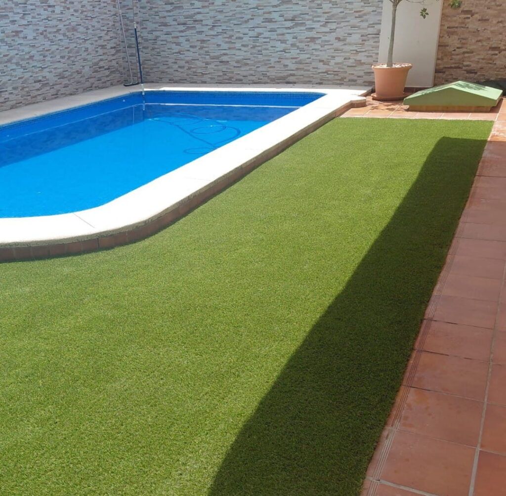 césped artificial y piscinas