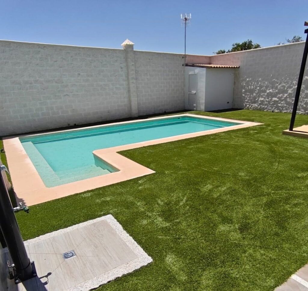 césped artificial verano piscinas