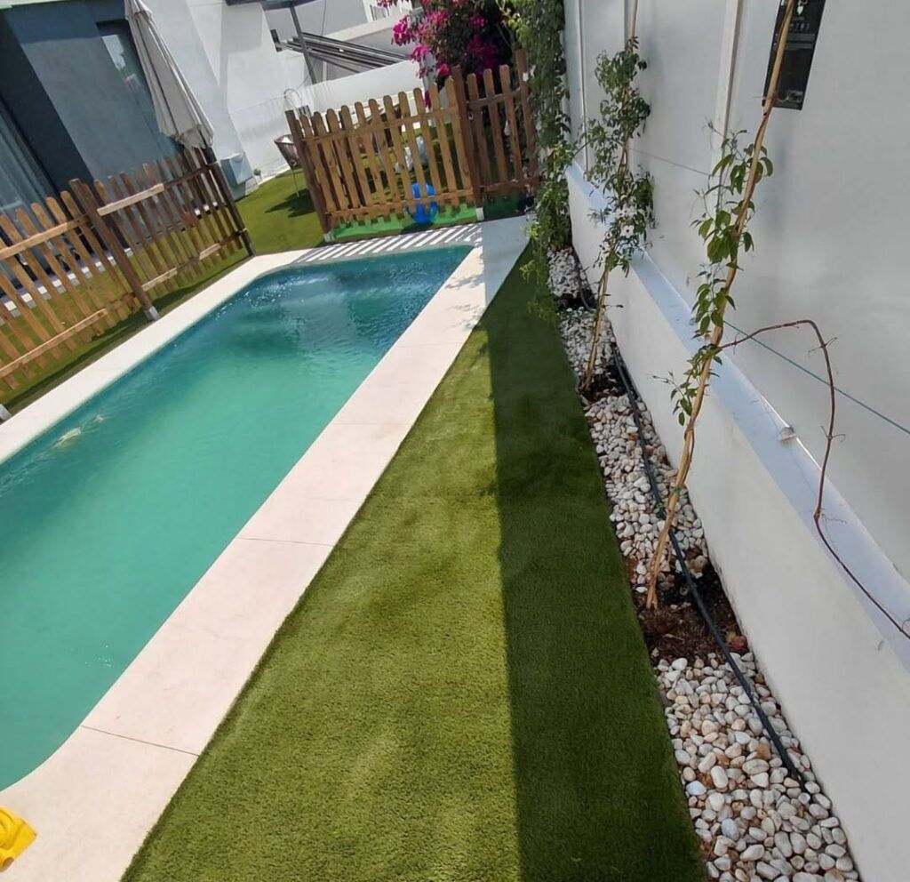cómo limpiar el césped artificial alrededor de una piscina
